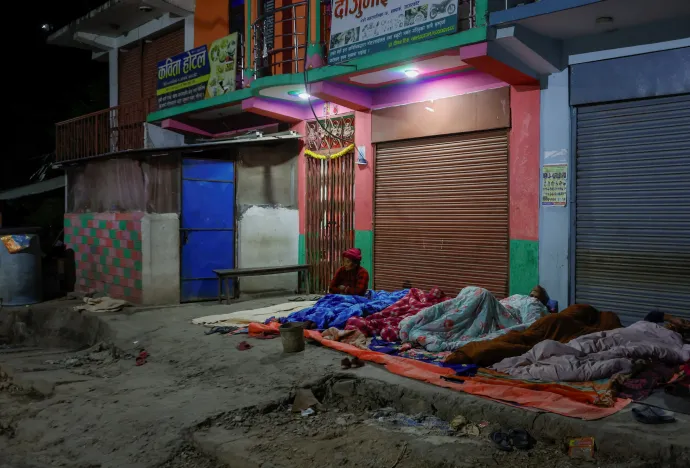 Utcán alvó emberek Dzsadzsarkot körzetben – Fotó: Navesh Chitrakar