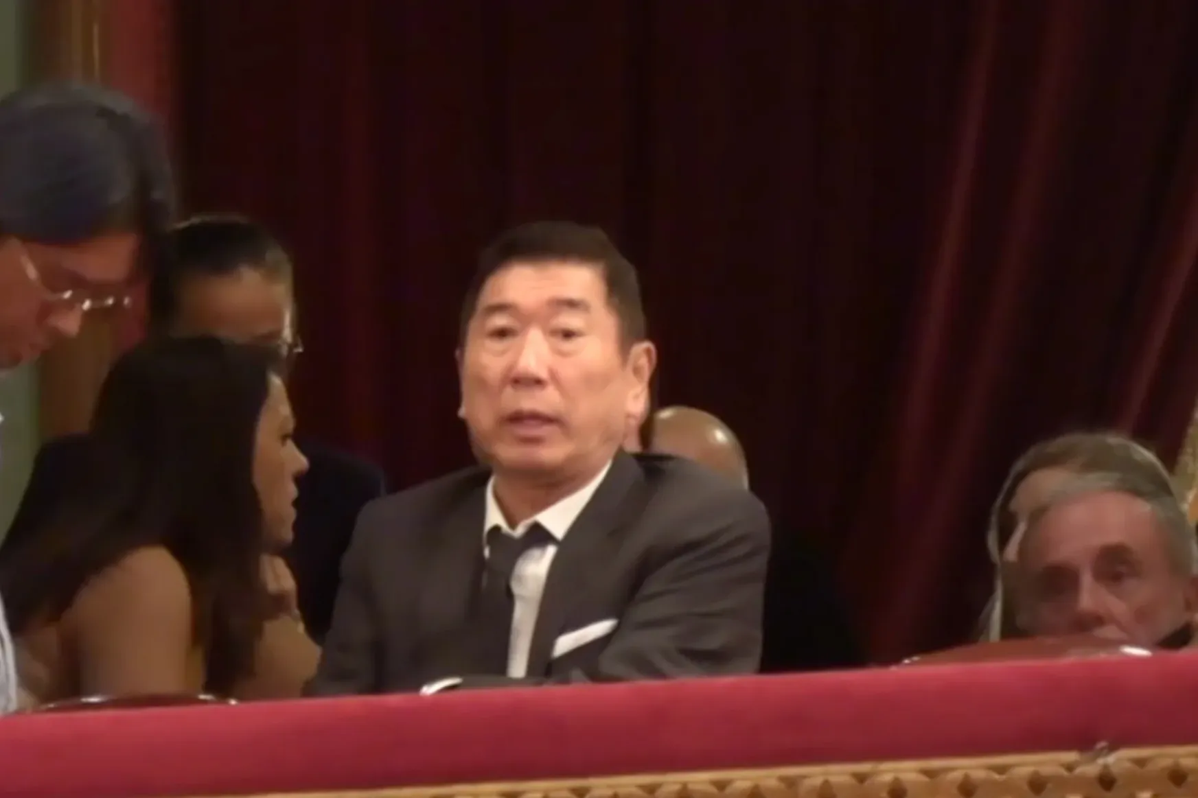 Egy japán férfi kibérelt a 73. szülinapjára egy színházat Palermóban. Egy hétre. Az 1500 vendégnek
