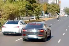 A kaszkadőrgyalogos esete a száguldó BMW-vel: métereken múlt a gázolás
