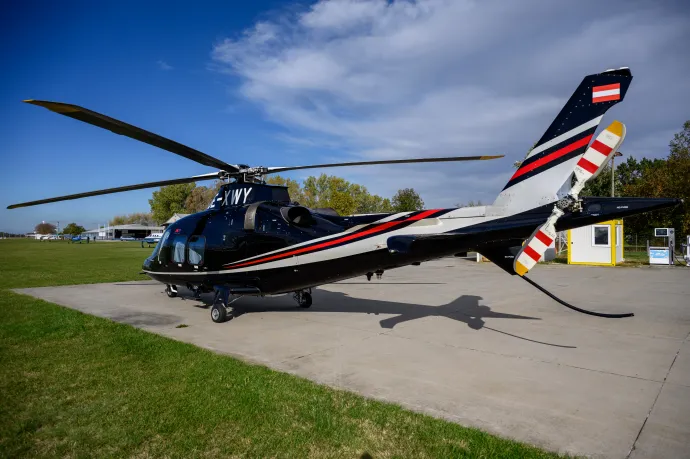 Az OE-XWY lajstromjelű helikopter a szegedi repülőtéren 2023. november 4-én, egy órával a felszállás előtt – Fotó: Ocskó Ferenc / Szegeder / Telex