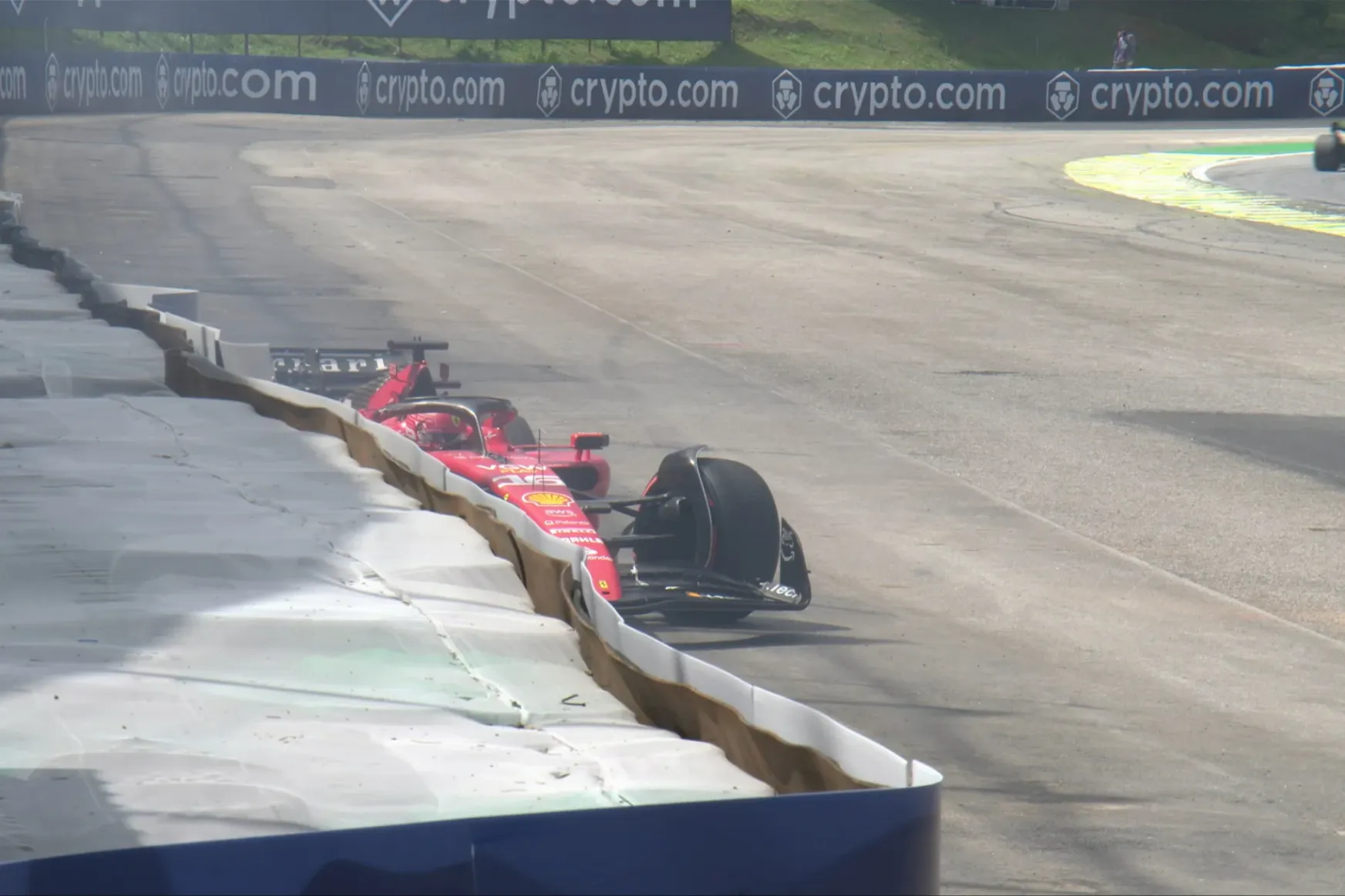 A rajtrácsra menet törte össze a Ferrariját Charles Leclerc a Brazil Nagydíjon