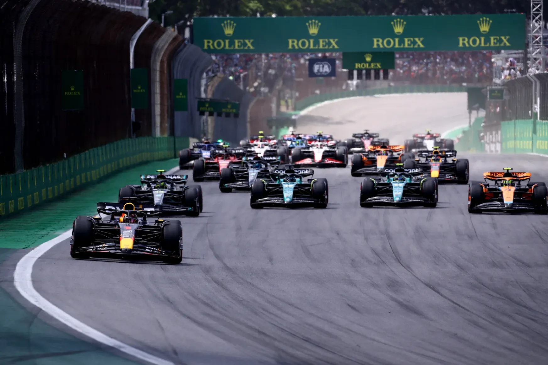 Alonso az utolsó körben jött fel a 3. helyre Brazíliában, Leclerc már a felvezető körben kicsúszott