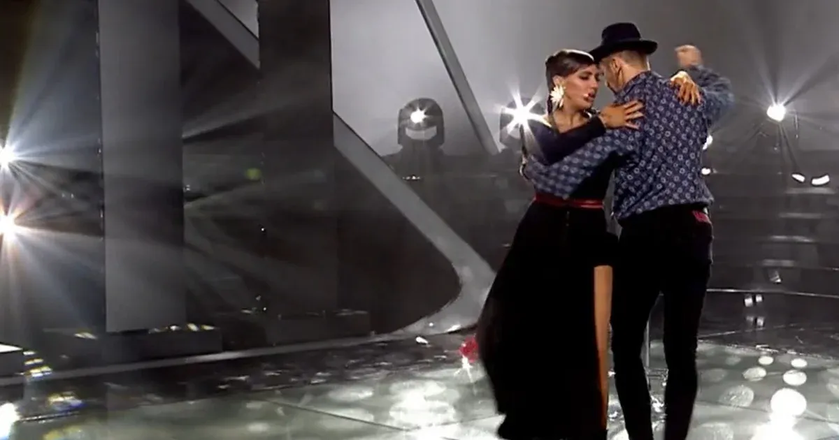 Gabby Toth cantó y bailó «Su historia» con su pareja de baile en TV2