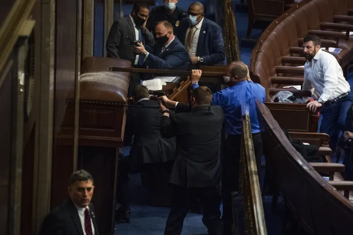 A tömeg megpróbál betörni a képviselőházi ülésterembe 2021. január 6-án – Fotó: Tom Williams / 2020 CQ-Roll Call / Getty Images