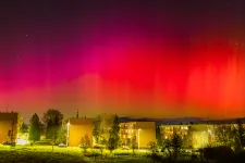 Pirosas-lilás tüneményként ragyogta át az eget Magyarország felett a sarki fény