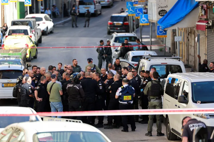 Izraeli tisztviselők dolgoznak a jeruzsálemi késeléses incidens helyszínén Fotó: Ammar Awad / Reuters