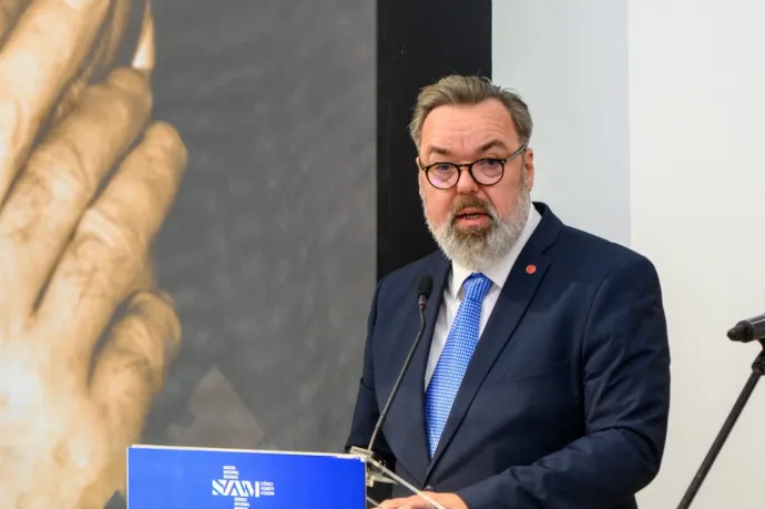 Kirúgták a Magyar Nemzeti Múzeum főigazgatóját, mert beengedte a kiskorúakat is a Nemzetközi Sajtófotó Kiállításra
