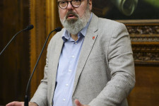 L. Simon elvesztette a hátországát egy törvény miatt, amit ő is megszavazott