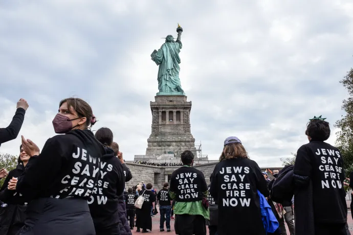 "A zsidók azonnali tűzszünetet követelnek" feliratú pólót viselnek a tüntetők – Fotó: Stephanie Keith / 2023 Getty Images