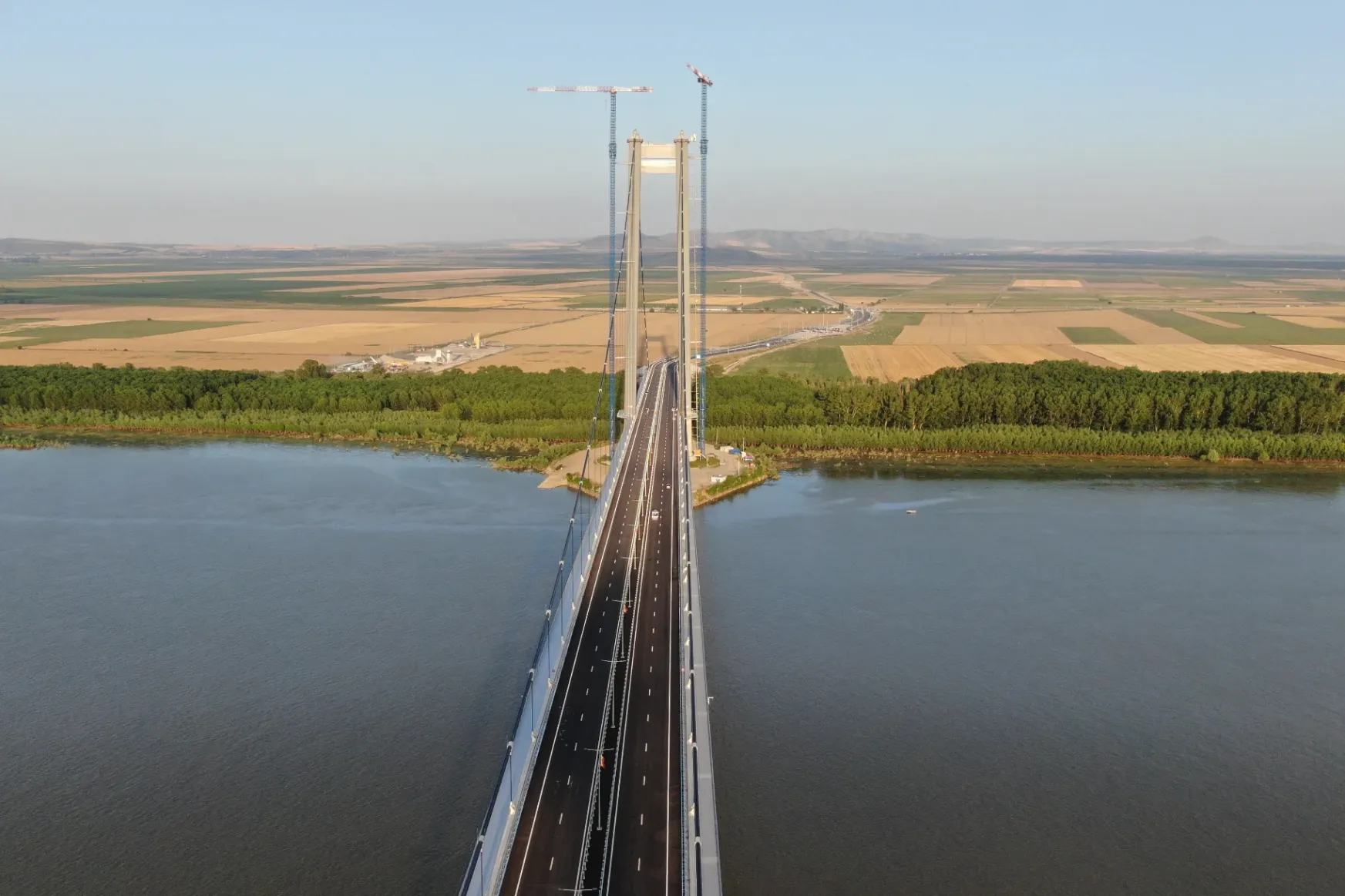 Alig adták át, máris toldozzák-foldozzák az új Duna-hidat, a román infrastruktúra csodáját