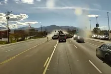 Fékezés nélkül belerohant az álló kocsisorba egy sóderszállító teherautó Utah államban, 33 autót tört össze