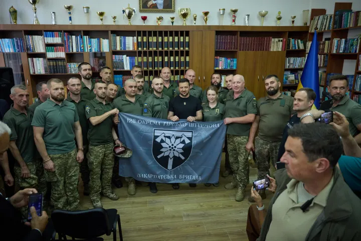 Volodimir Zelenszkij elnök a 128. Önálló Hegyi Rohamdandár katonáival augusztus 2-i kárpátaljai látogatásán – Fotó: Ukrán Elnöki Sajtóiroda