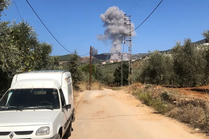 Füst száll fel egy izraeli légitámadás után a határ libanoni oldalán – Fotó: Ramiz Dallah / Anadolu / AFP