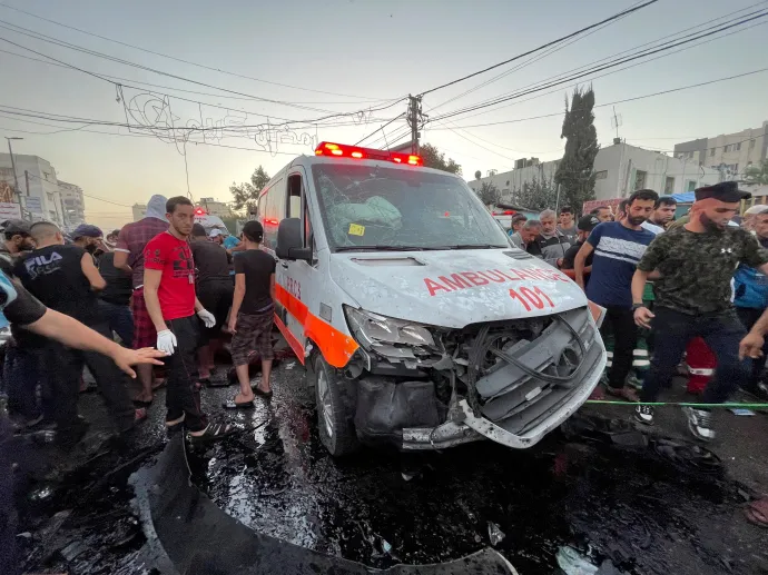 Találatot kapott mentőautó egy gázavárosi kórháznál – Fotó: Mohammed Al-Masri / File Photo / Reuters