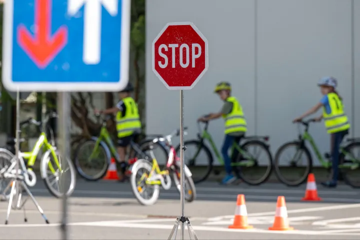 Betiltanák a 16 év alatti fiataloknak az elektromos roller vagy kerékpár használatát a közutakon