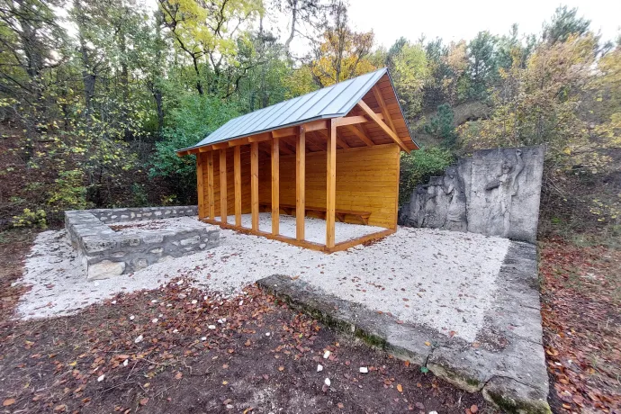 Egyedi esőbeálló épült a Nagy-Szénási turistaház helyén