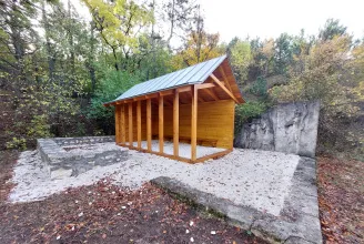 Egyedi esőbeálló épült a Nagy-Szénási turistaház helyén
