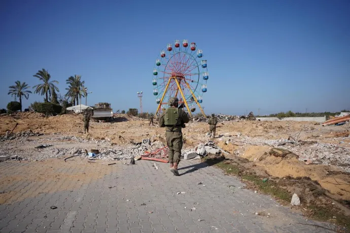 Izraeli katonák sétálnak Gázai övezetben a szárazföldi offenzíva közben 2023. november 7-én – Fotó: Israel Defense Forces / Reuters