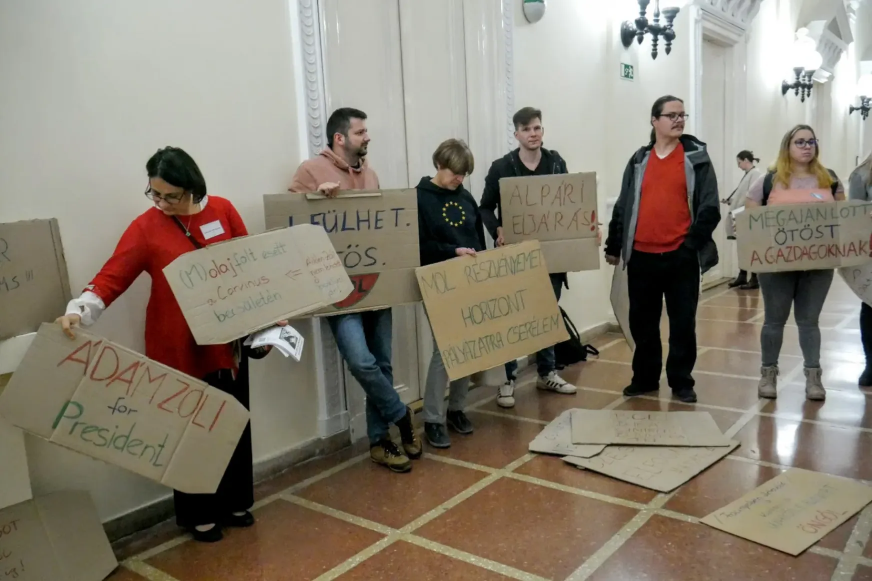 Transzparensekkel tüntettek a kirúgott Ádám Zoltánért a Corvinuson
