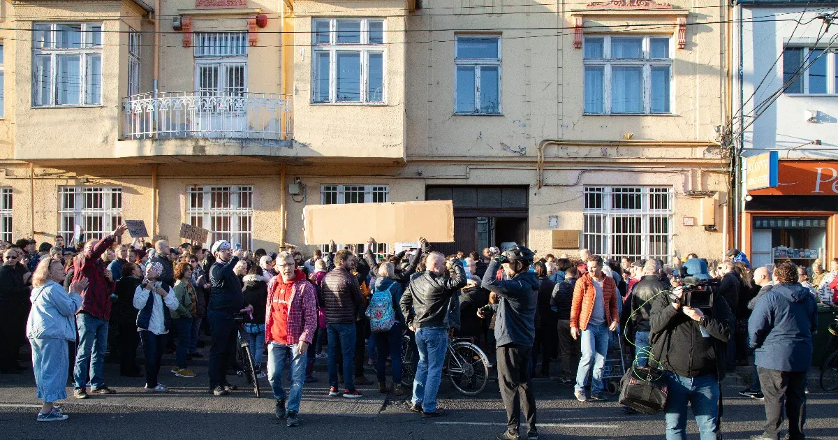 A Karinthyból kirúgott tanárok perén sem jelent meg a tankerületi vezető, a bíró bekeményített