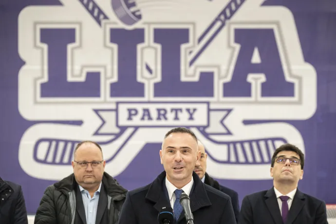 Trippon Norbert, a IV. kerület DK-s alpolgármestere beszédet mond az Újpesti Torna Egylet Szilágyi utcai jégkorongpályájának ünnepélyes átadásán, 2022. december 22-én. Mögötte balra Wintermantel Zsolt, korábbi újpesti polgármester, a Fidesz–KDNP fővárosi frakcióvezetője – Fotó: Szigetváry Zsolt / MTI