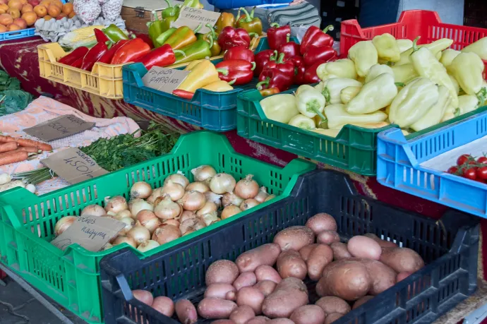 Az akciós zöldségeket és gyümölcsöket veszik a boltokban a magyarok