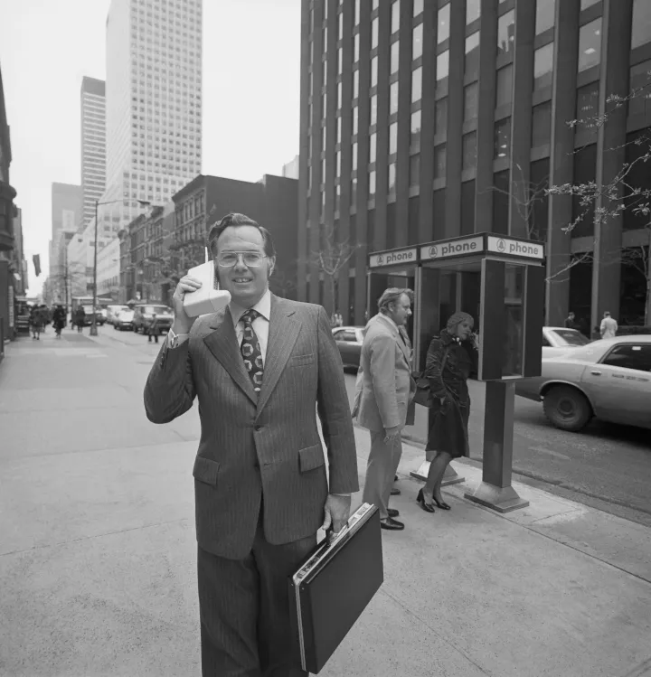 John F. Mitchell, a Motorola alelnöke bemutatja a Dyna T-A-C hordozható rádiótelefont 1973. április harmadikán – Fotó: Bettmann / Getty Images