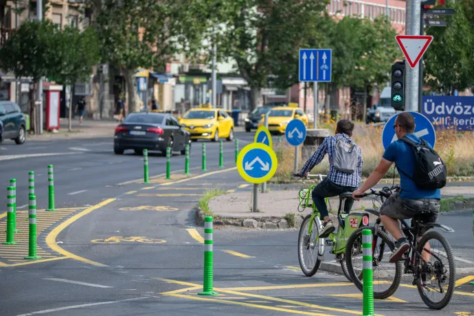 Pollerekkel elválasztott kerékpársáv a Váci úton – Fotó: BKK / Facebook