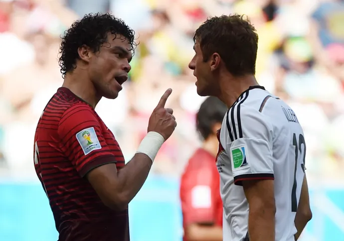 Pepe éppen a német Thomas Müllert fegyelmezi a 2014-es vb-n – Fotó: Patrik Stollarz / AFP