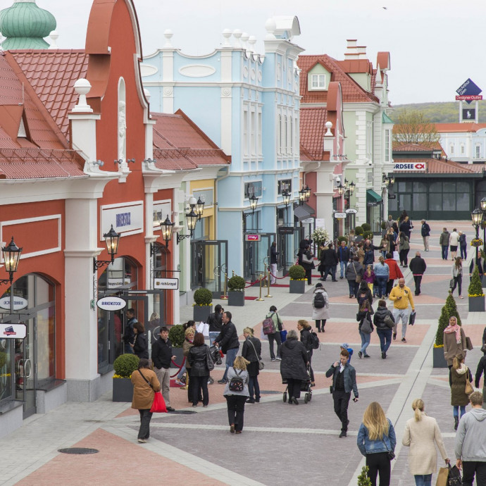 Az egyik magyar kiviszi a pénzt Ausztriába, és odaadja a másiknak, aki hazahozza