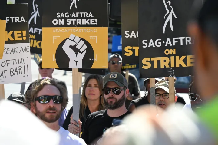 Véget ért a hollywoodi színészsztrájk, 1 milliárd dolláros szerződést ért el a szakszervezet