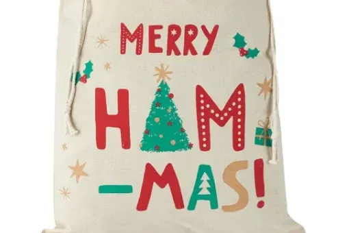 „Merry Ham-Mas” felirattal dobott piacra egy karácsonyi ajándékzsákot az ausztrál Kmart, de vissza is vonta