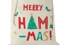 „Merry Ham-Mas” felirattal dobott piacra egy karácsonyi ajándékzsákot az ausztrál Kmart, de vissza is vonta