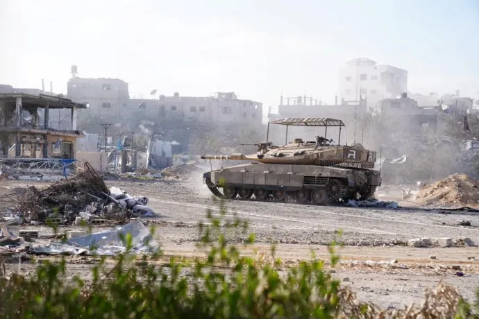A 2023. november 9-én közzétett képen egy izraeli harckocsi látható a Gázai övezetben – Fotó: Israel Defense Forces / Handout via Reuters
