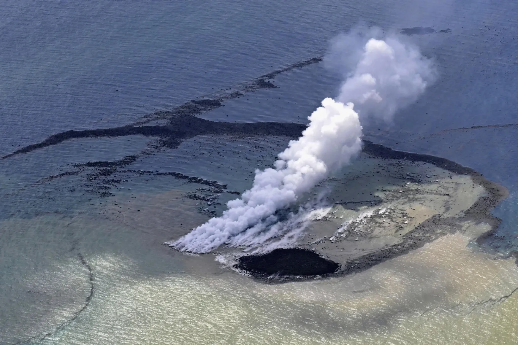 Kitört egy víz alatti vulkán, új sziget nőtt ki Japán partjainál