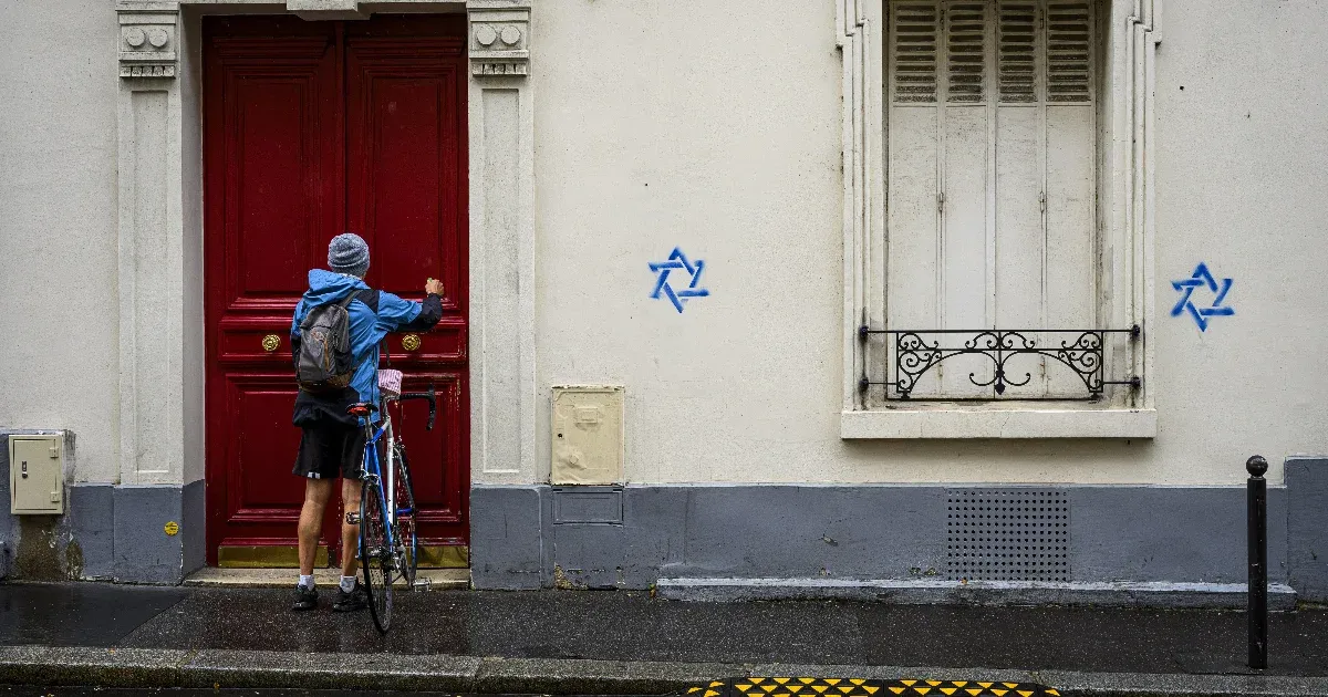 Az orosz hírszerzés lehet a felelős a párizsi Dávid-csillagos graffitikért