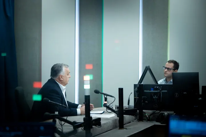 Orbán Viktor interjút a Jó reggelt, Magyarország! című műsorban a Kossuth Rádió stúdiójában 2023. november 10-én – Fotó: Fischer Zoltán / Miniszterelnöki Sajtóiroda / MTI