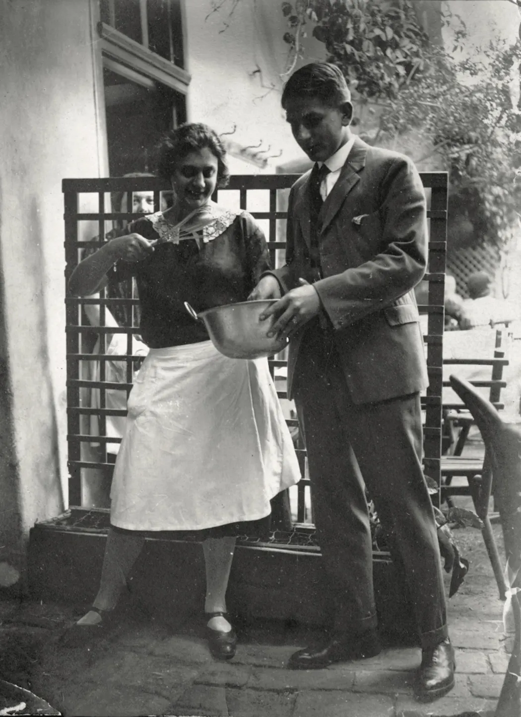 Tabáni ház udvara, 1930-as évek. Közös főzés egy másik vendéglőcsalád udvarán – Fotó: Tabán – fényképek, történetek