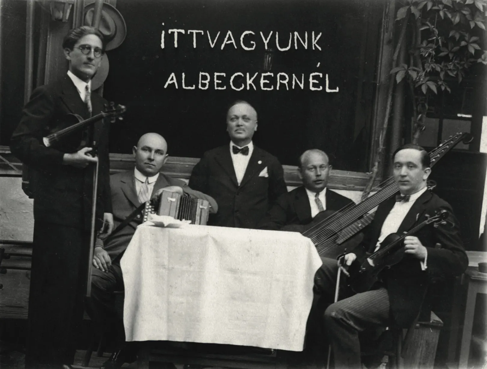 Az Albecker sramlizenekara, 1930 körül – Fotó: Tabán – fényképek, történetek