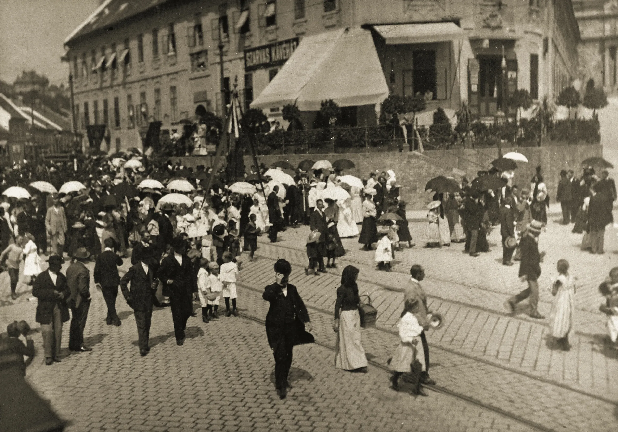 Szarvas tér, 1910-es évek. Háttérben a ma is álló Szarvas-ház az egykori Szarvas kávéházzal – Fotó: Tabán – fényképek, történetek