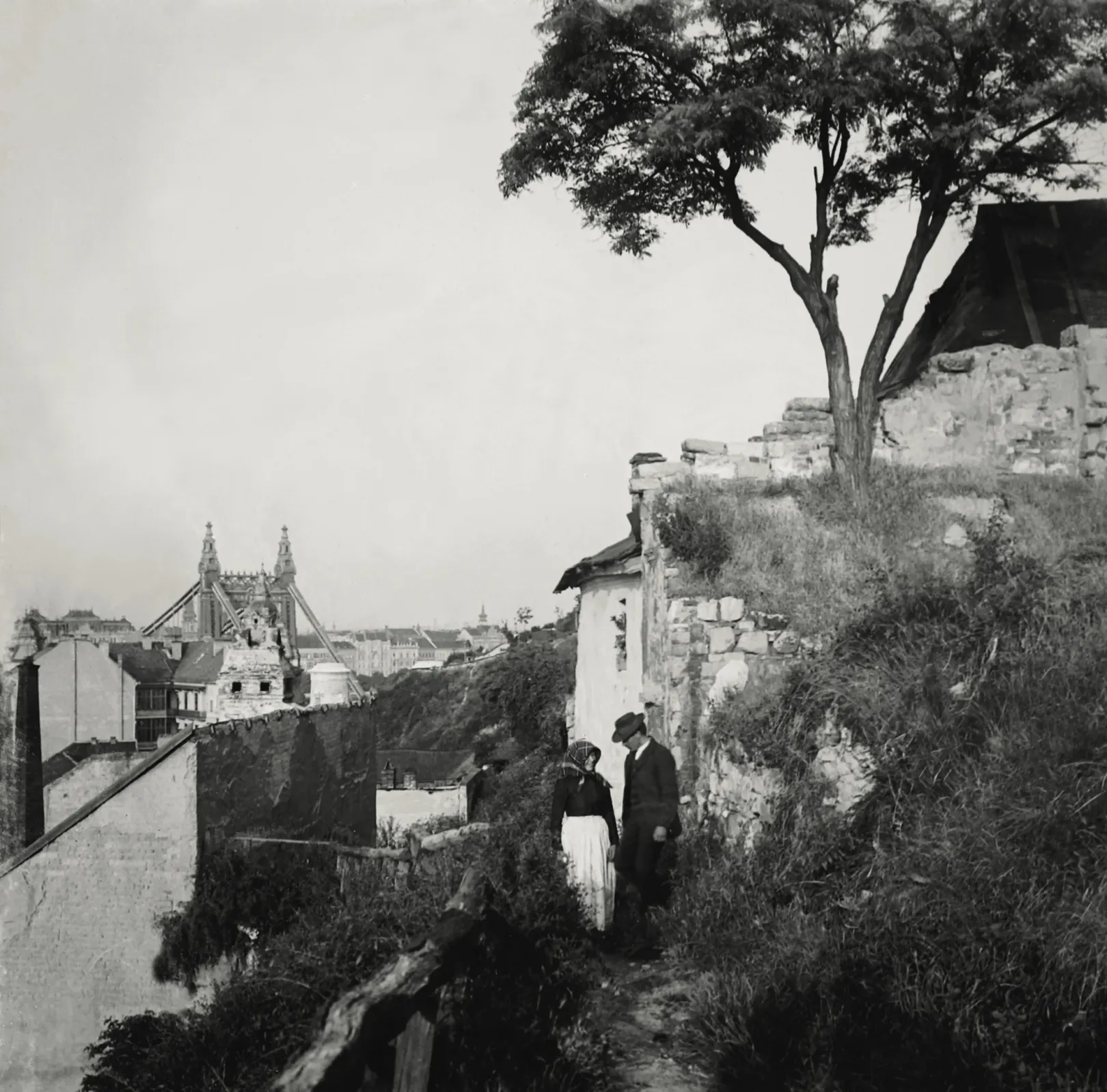 Pár az Alsóhegy utcában, 1910 – Fotó: Erdélyi Mór / Tabán – fényképek, történetek