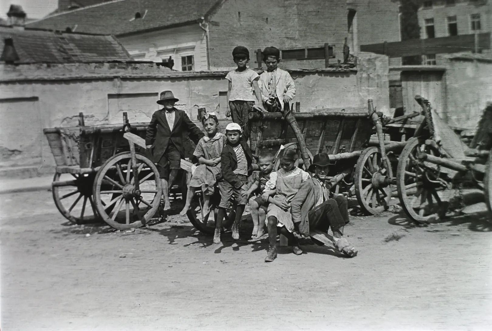 Tabáni gyerekek az Árok, az Arany Kakas és az Ív utca találkozásánál, 1912 – Fotó: Tabán – fényképek, történetek