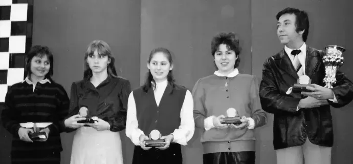 Az 1988-as sakkolimpia női bajnok csapata: Polgár Zsófia, Mádl Ildikó, Polgár Judit, Polgár Zsuzsa és Tompa János kapitány – Fotó: Sakkmező Magazin