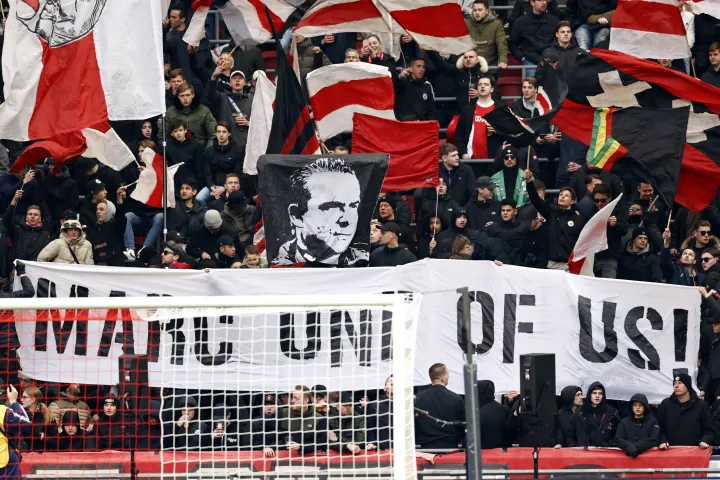 Marc Overmars, az Ajax egykori igazgatójának transzparense az Ajax Amsterdam és az RKC Waalwijk közötti holland mérkőzésen 2022. március 6-án, Amszterdamban – Fotó: Maurice Van Steen / ANP / Getty Images