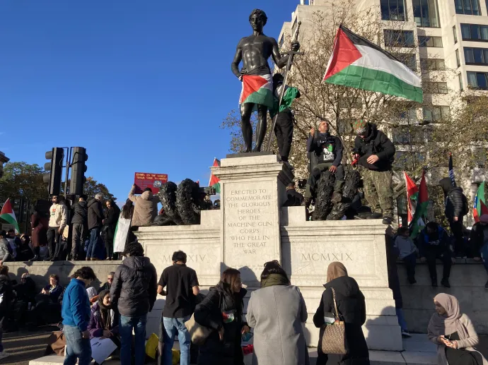 Palesztin zászló az egyik brit világháborús emlékművön Londonban – Fotó: olvasói fotó