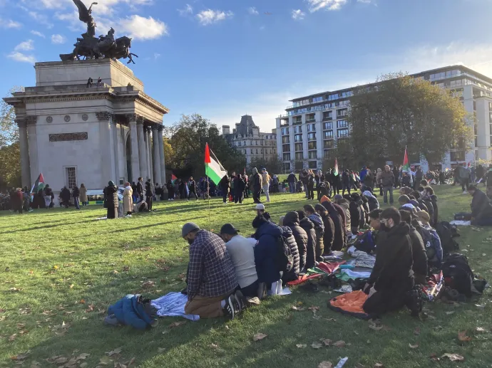 Palesztin zászló az egyik brit világháborús emlékművön Londonban – Fotó: olvasói fotó