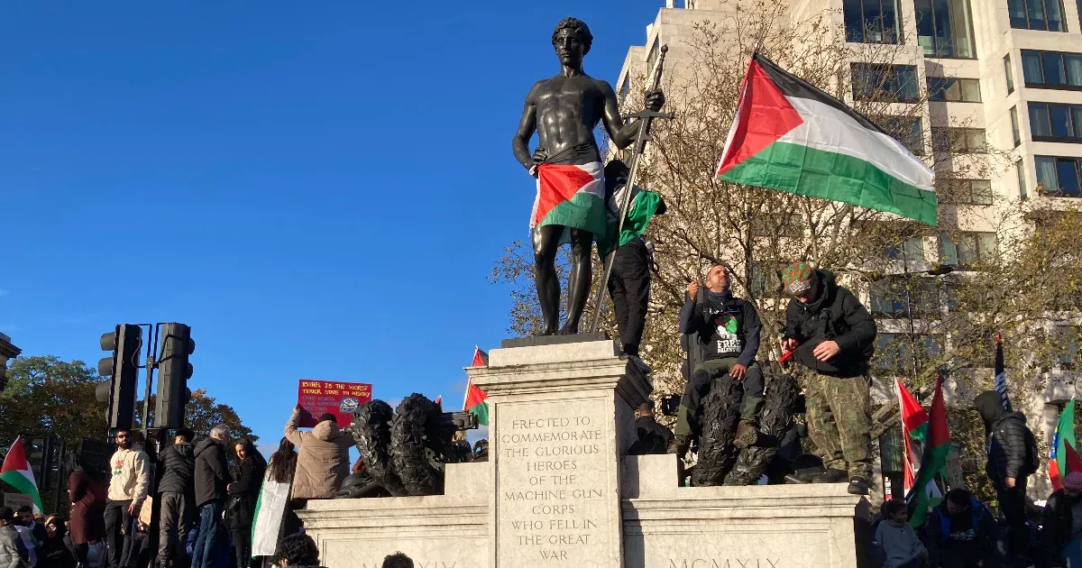 Palesztin zászlót aggattak a tüntetők a világháborús emlékműre Londonban