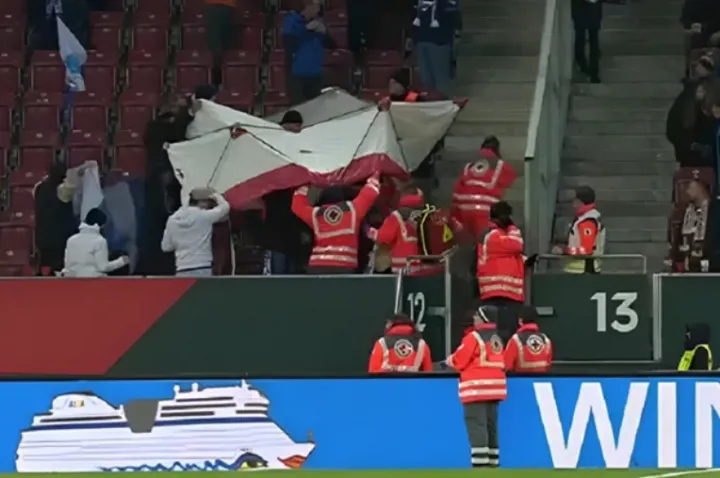 Tizenegyen megsérültek egy Bundesliga-meccsen petárdázás után