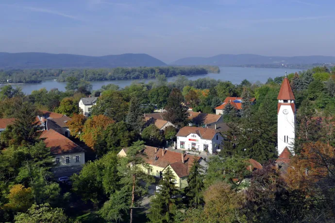 Egy zebegényi képviselő azt állítja, hogy a menesztett polgármester megszúrta egy ollóval