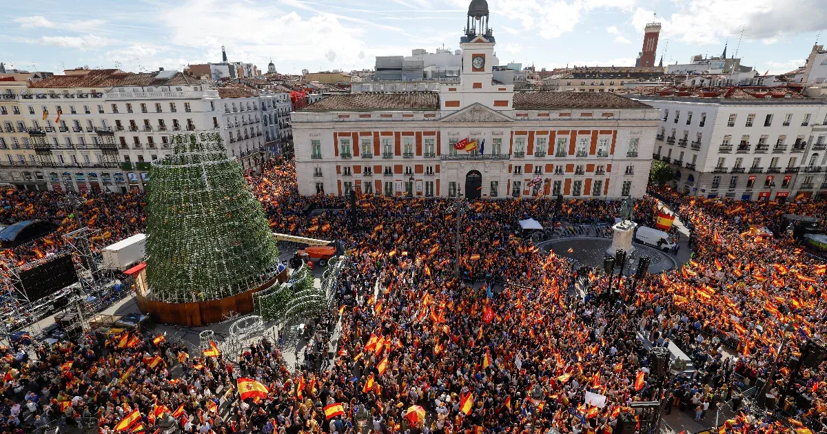 Több tízezren tüntettek a tervezett katalán amnesztia ellen Spanyolországban